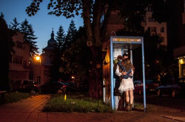 telefon kulübesinde genç insanlar