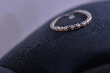  arka planda inci kolye