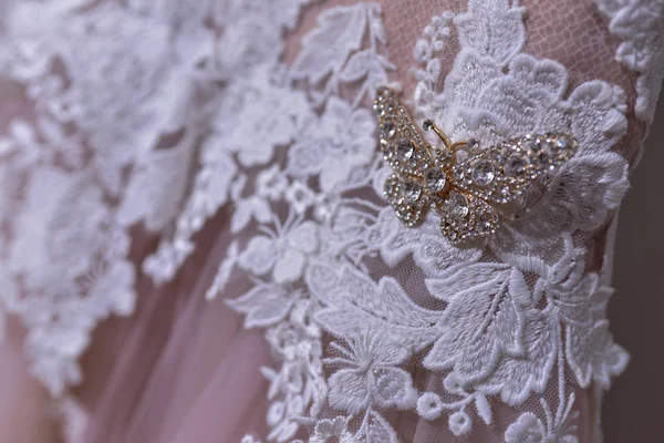 Juwel Auf Weißem Hochzeitskleid — Stockfoto