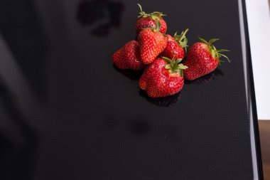 Siyah arka planda taze çilekler