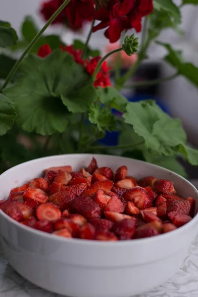 Fresas Cortadas Tazón — Foto de Stock