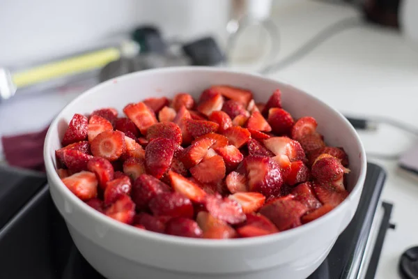 Fraises Coupées Dans Bol — Photo