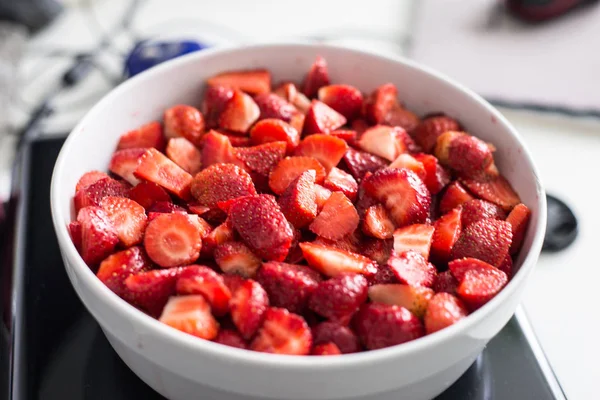 Fresas Cortadas Tazón — Foto de Stock