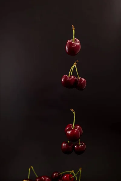 Cerezas Sobre Fondo Negro — Foto de Stock