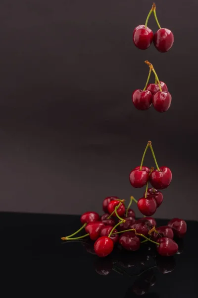 Cerises Sur Fond Noir — Photo