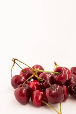  Beyaz arkaplanda kırmızı kiraz