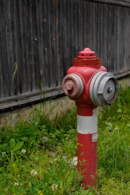 Çim yeşil çim üzerinde hidrant