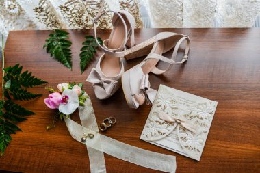  arka planda soyut çiçekler Yüzükler