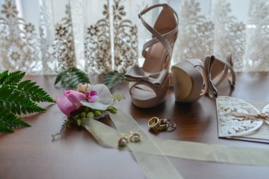  arka planda soyut çiçekler Yüzükler