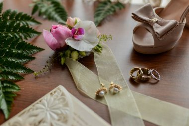  arka planda soyut çiçekler Yüzükler