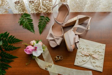  arka planda soyut çiçekler Yüzükler