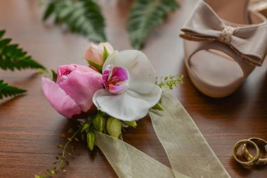  arka planda soyut çiçekler Yüzükler