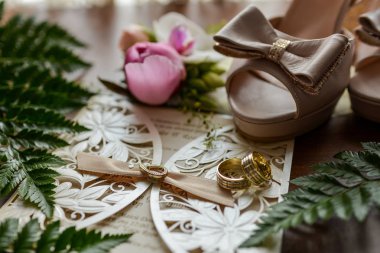 gri arka planda soyut çiçek Yüzükler