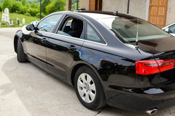 Coche Negro Estacionado Patio — Foto de Stock