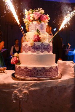 Havai fişekli düğün pastası
