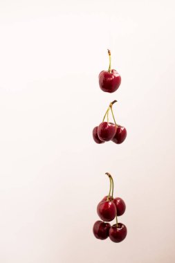 Beyaz arkaplanda kırmızı kiraz