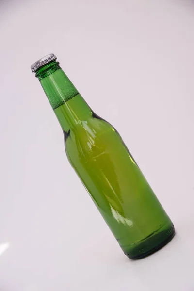 背景中的啤酒瓶 — 图库照片