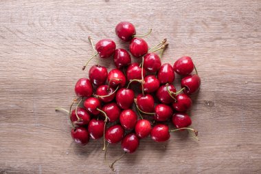  arka planda kırmızı kiraz