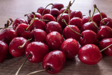  arka planda kırmızı kiraz