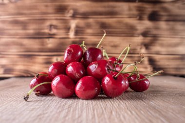  arka planda kırmızı kiraz