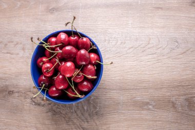 arka planda kırmızı kiraz