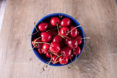 arka planda kase kiraz