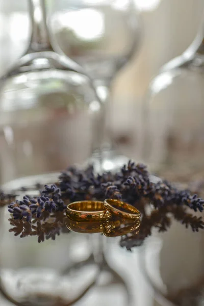 Wedding Rings Lavender Flowers — Stock Photo, Image
