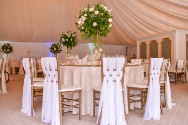  Bir restoranda masalar