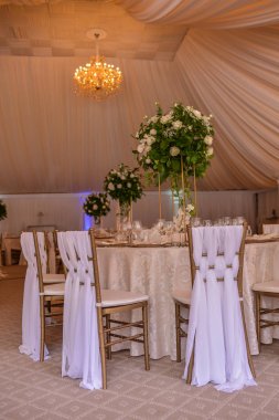  Bir restoranda masalar