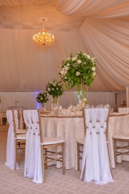  Bir restoranda masalar