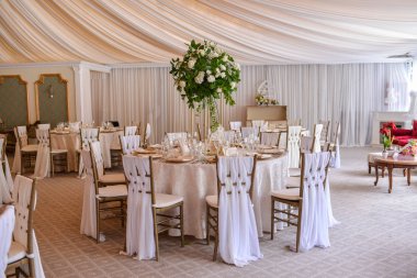  Bir restoranda masalar