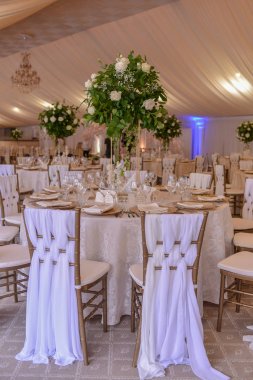  Bir restoranda masalar