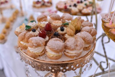 şenlikli masada servis edilen pastalar