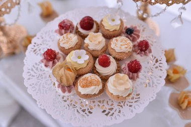 şenlikli masada servis edilen pastalar