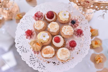 şenlikli masada servis edilen pastalar