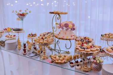  şenlikli etkinlikte bar kek