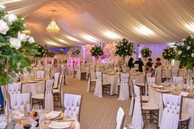  Bir restoranda masalar