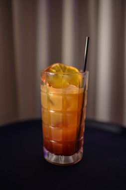 arka planda turuncu ile kokteyl