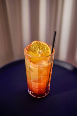 arka planda turuncu ile kokteyl