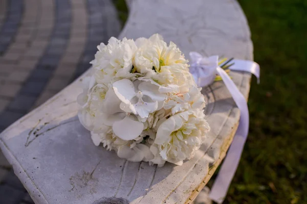 Весільний Букет Білими Квітами — стокове фото