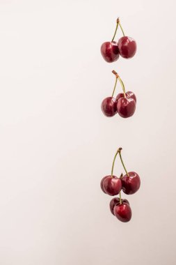 Beyaz arkaplanda kırmızı kiraz
