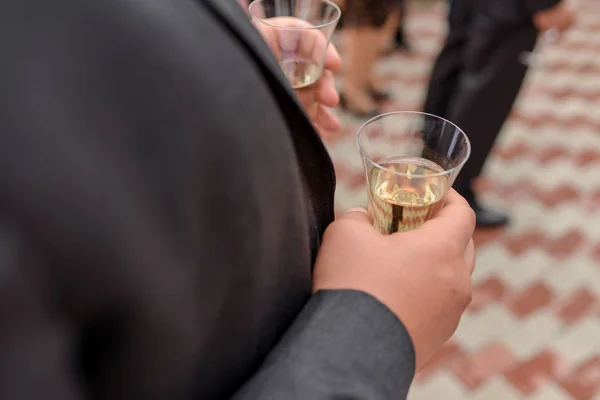 Man Med Ett Glas Champagne Handen — Stockfoto