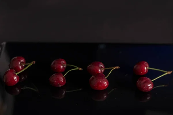 Cerejas Vermelhas Fundo Preto — Fotografia de Stock