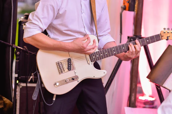  Beyazda gitar çalan adam
