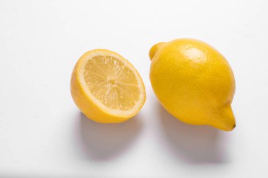  izole beyaz zemin üzerine limon