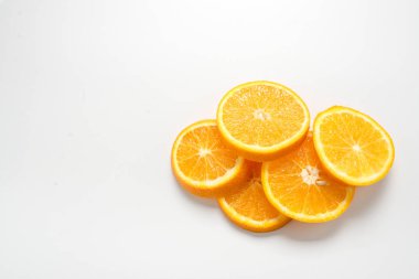  beyaz zemin üzerine portakal dilimleri