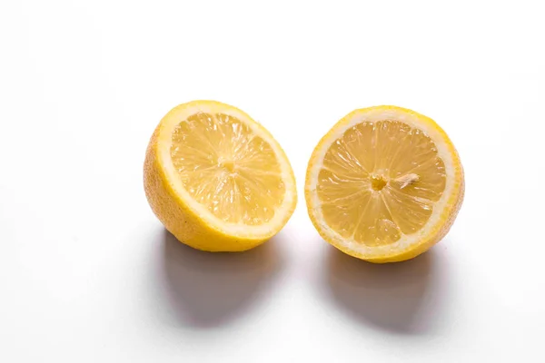  izole beyaz zemin üzerine limon