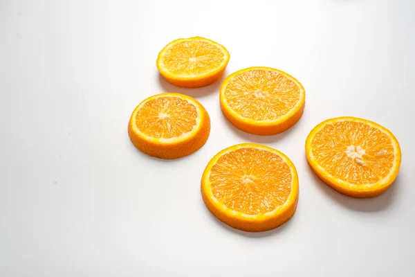 Rodajas Naranja Sobre Fondo Blanco — Foto de Stock