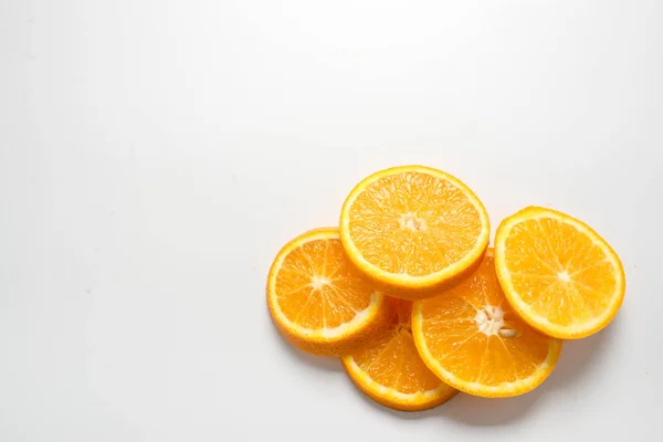 Rodajas Naranja Sobre Fondo Blanco — Foto de Stock