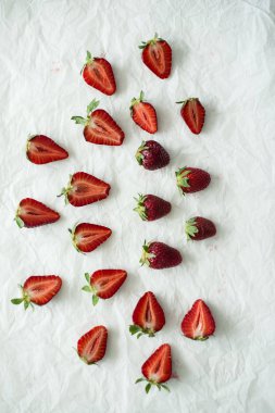 Beyaz arka planda çilekler